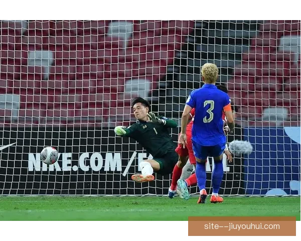 诺伊尔欧冠客场屡次神扑救险力保球门不失展现世界级门将风采